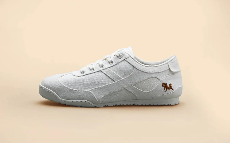 Athletic shoes with bold soles-Urban Casuals : Jazz White